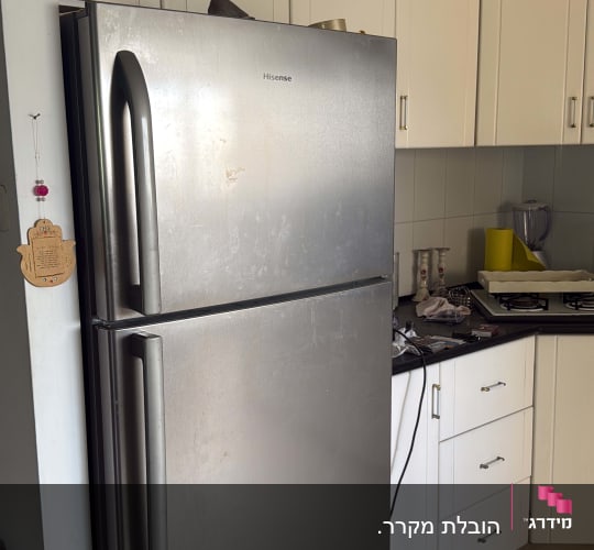 מקרר נירוסטה גדול במטבח ביתי לפני הובלה